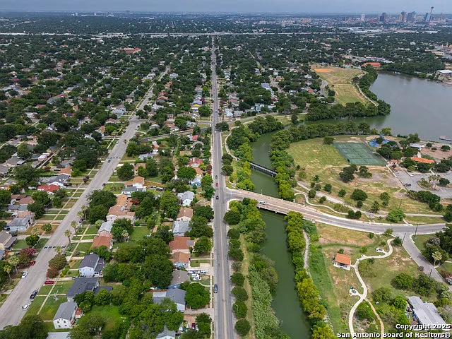 2231 W Woodlawn Ave — Photo 31