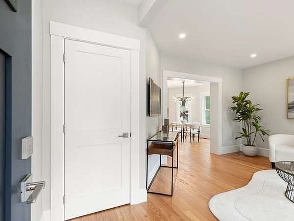 5th image of 53 Sheridan Ave #1