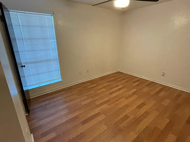 230 Berkshire Ln — Photo 2
