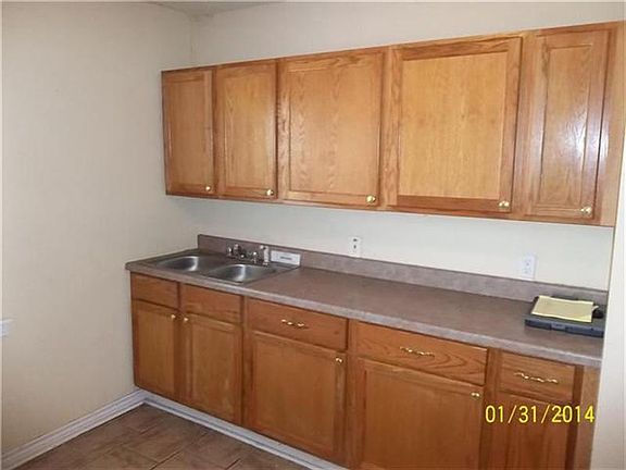 4th image of 810 W Saner Ave