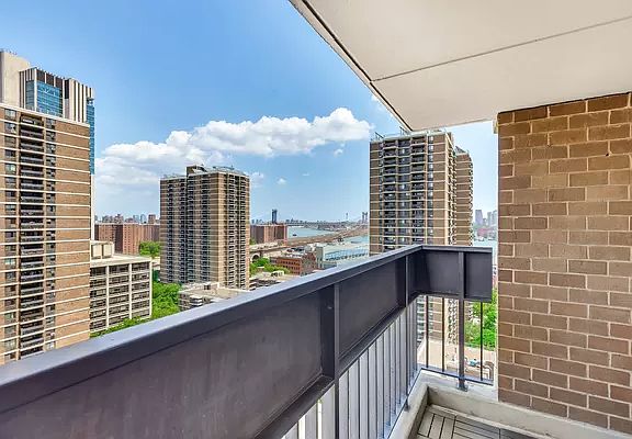 4th image of 333 Pearl St APT 18N
