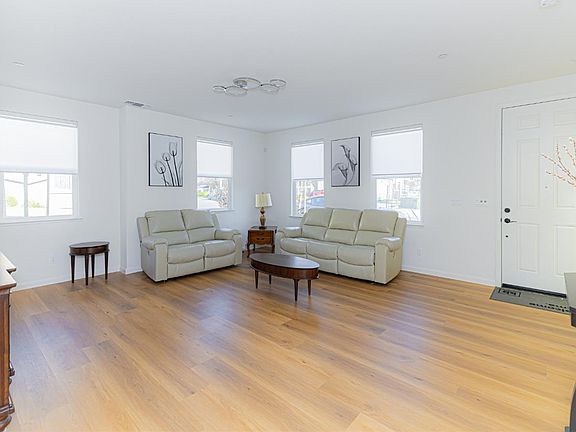 5th image of 585 Sapphire St