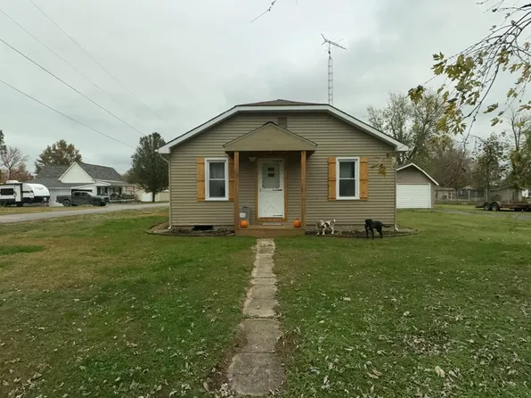 610 N Locust St, Sesser, IL 62884