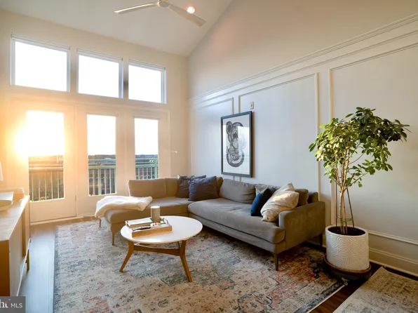 12000 Market St APT 488, Reston, VA 20190