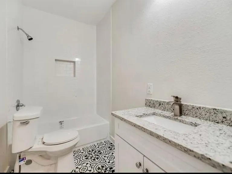924 W Pecan St — Photo 10