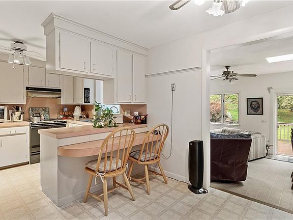 3rd image of 33 Grandview Dr