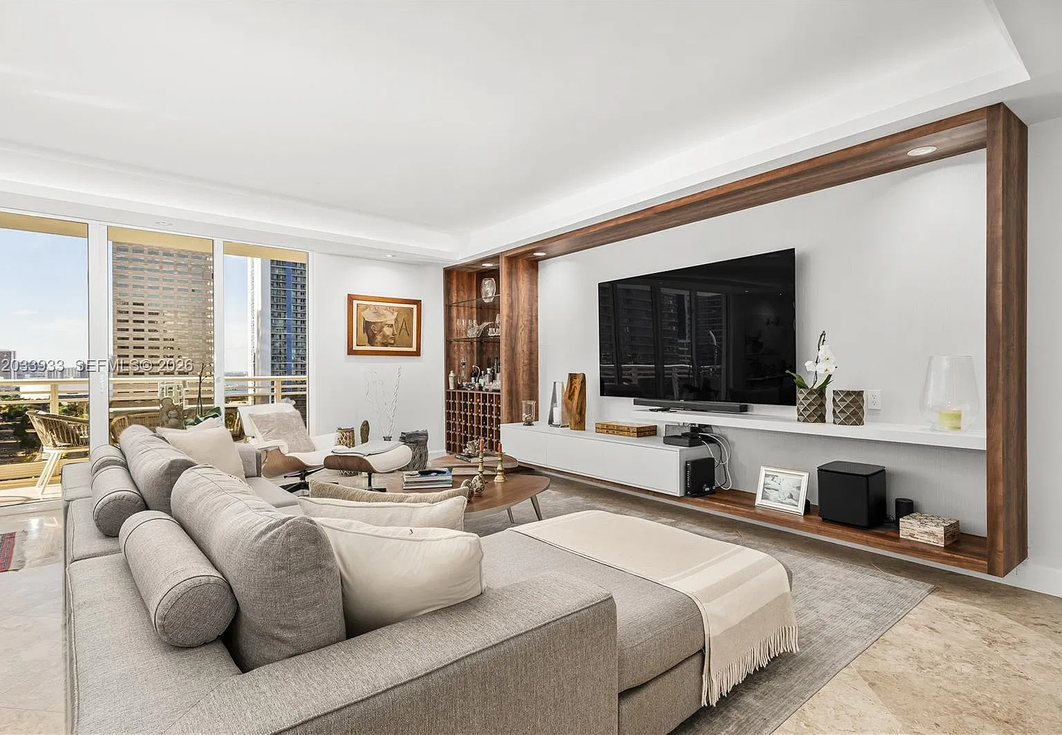 Carbonell Condo — Photo 1