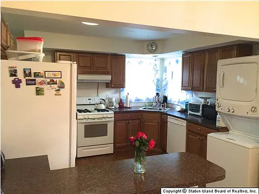 Sold by Gillani Homes Inc. | media 9
