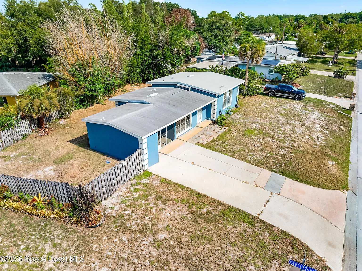 3 bed, 2.0 bath, 1096 sqft, $2,100 — Photo 2