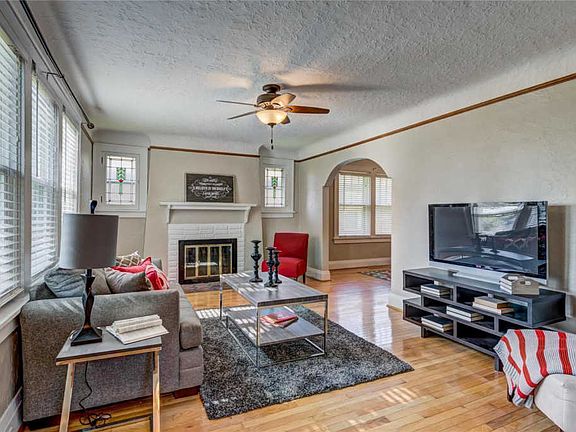 3rd image of 2651 Louis Ave