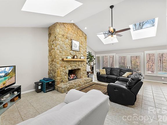 3rd image of 4242 John Ritchie Rd