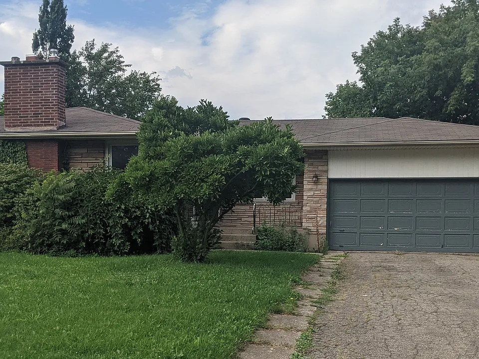 Front of the house showing a nice green lawn that is maintained by the landlord.