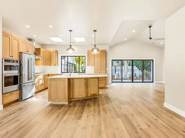 925 S 3rd St, Jacksonville, OR