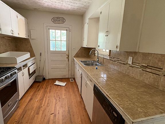 3rd image of 4075 Edgewood Cir