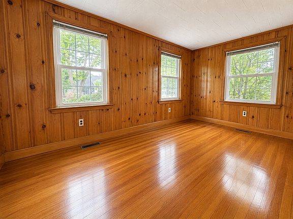 5th image of 63 Oak St