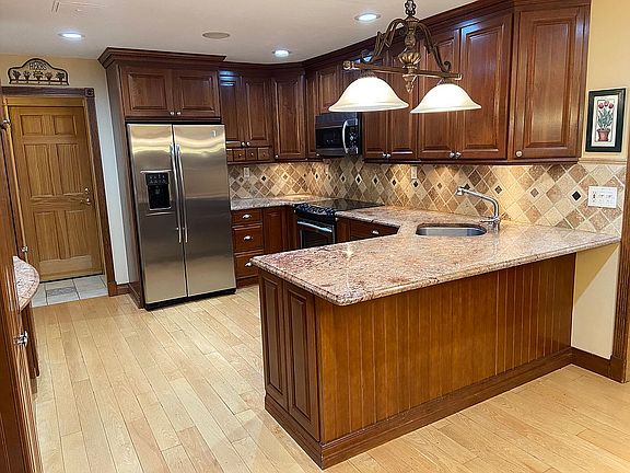 Granite & stainless kitchen