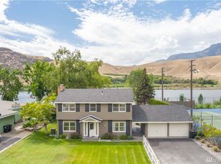 663 Riverside Dr, Pateros, WA 98846