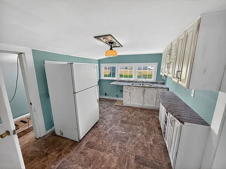 216 Rollins St — Photo 11