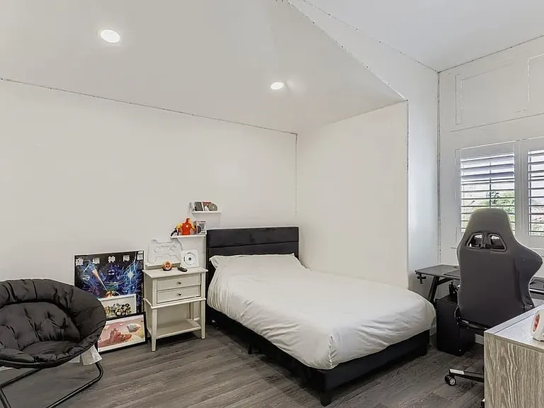 2743 Woodbine Ave — Photo 8