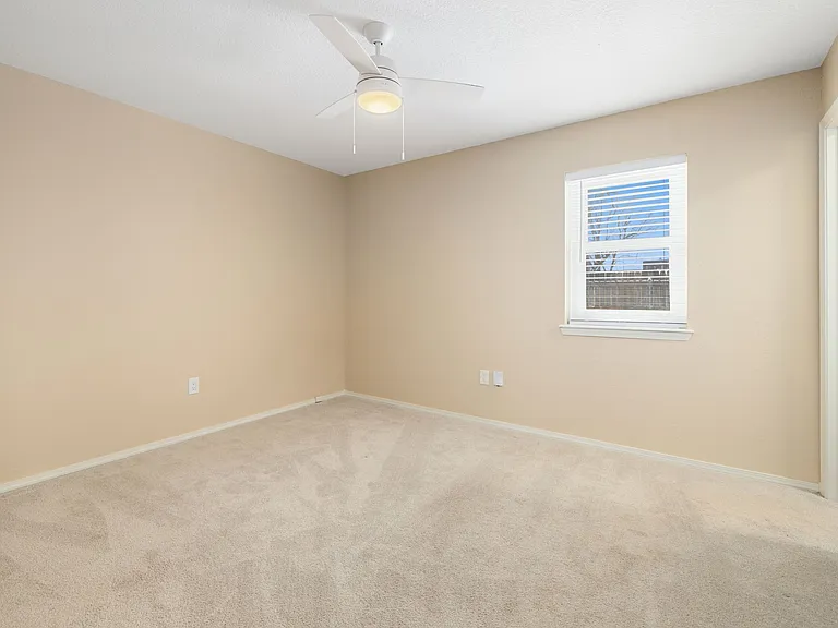 304 SE B St — Photo 10