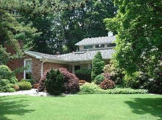 15 Fairway Ct, Roslyn, NY 11576