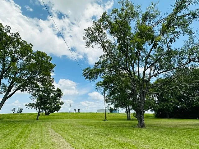 1470 FM 2712 — Photo 30