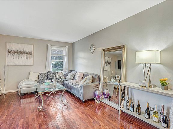 4th image of 252-23 72nd Ave #162A