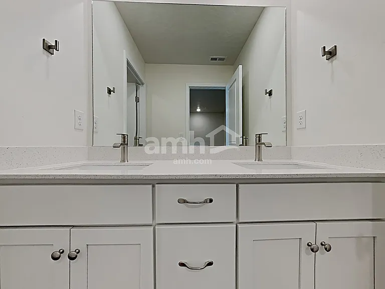 5064 Bellevue St — Photo 20