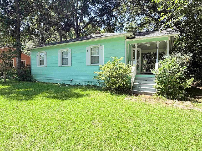 606 Collins Dr — Photo 2