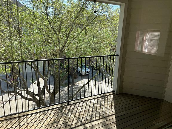 3rd image of 827 E Heights Hollow Ln