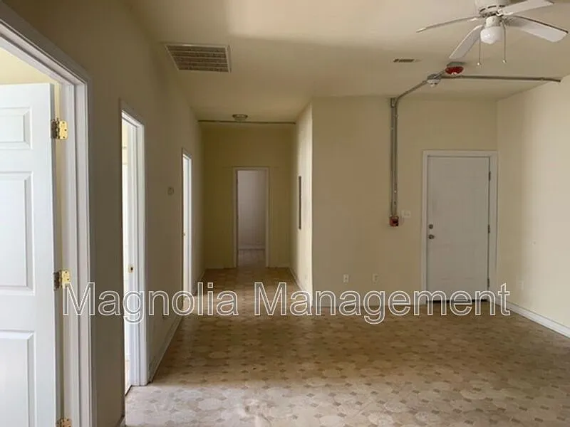 3 bed, 1.0 bath, $925 — Photo 2
