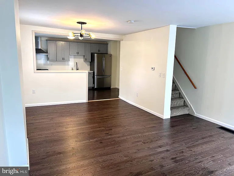 220 Sheas Ter — Photo 2