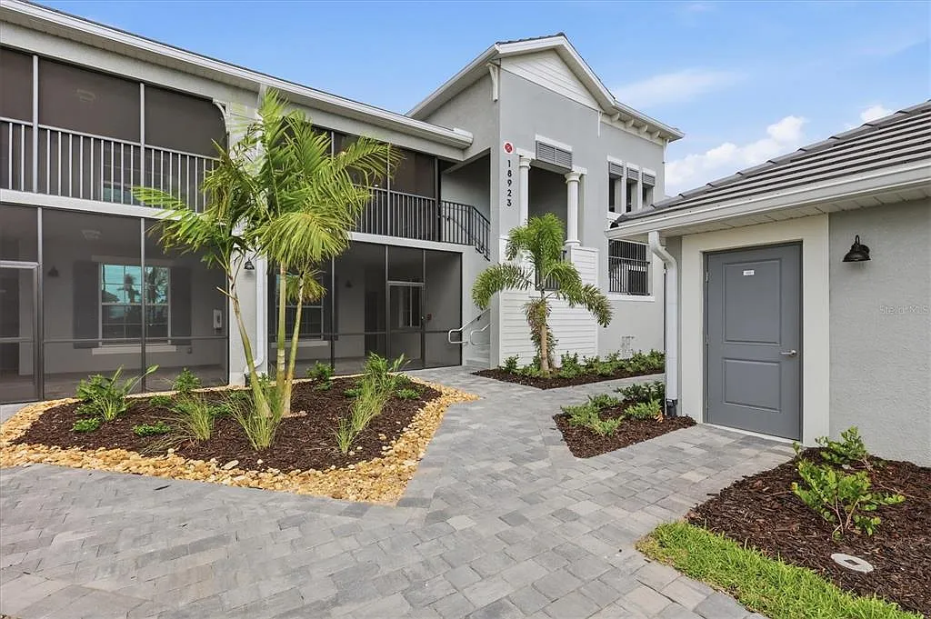 2 bed, 2.0 bath, 1366 sqft, $2,400 — Photo 1