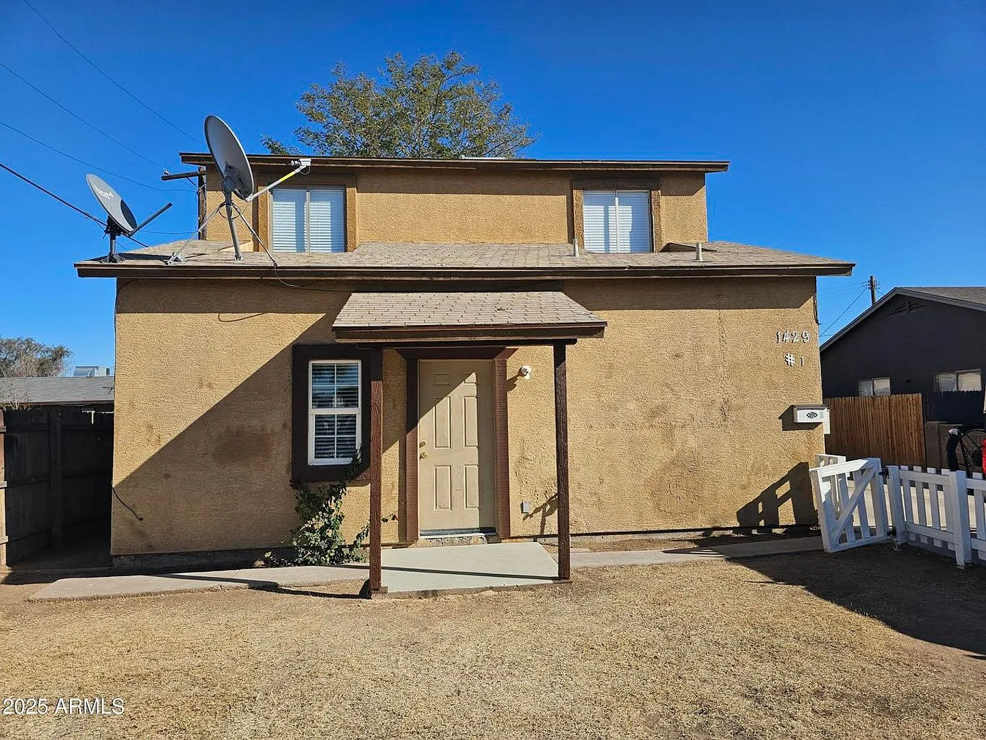 Free Rent Interested 3br 1 Bath Single Family Home Back Unit — Photo 1