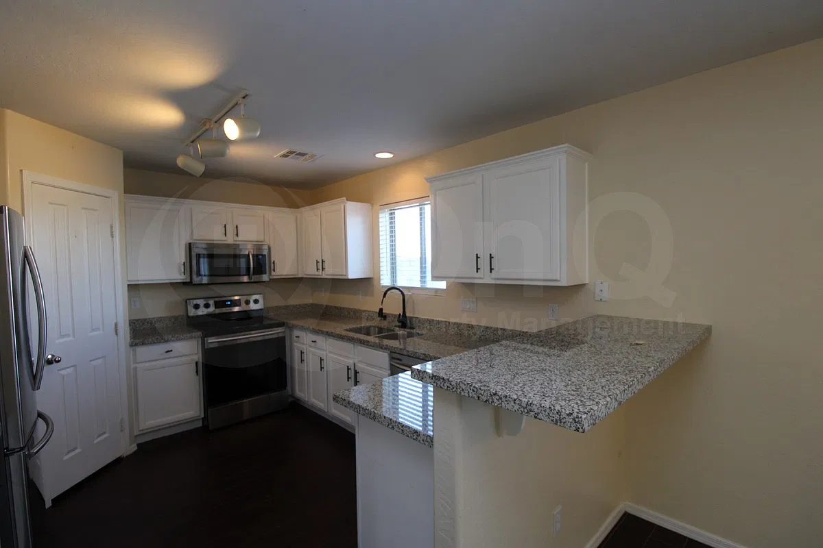 4 bed, 2.0 bath, 1712 sqft, $2,299 — Photo 4