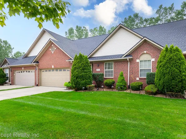 20742 Doves Pointe Dr, Brownstown, MI 48174