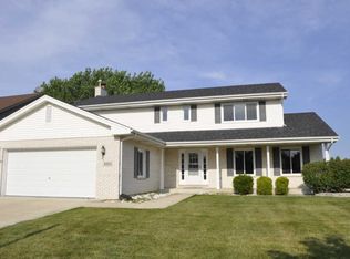 9063 Lancaster Ln, Woodridge, IL 60517