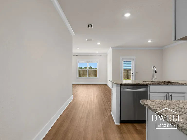 1009 Hayward Loop — Photo 6