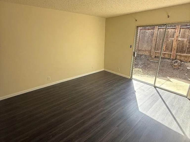 2112 Banyan Way — Photo 5
