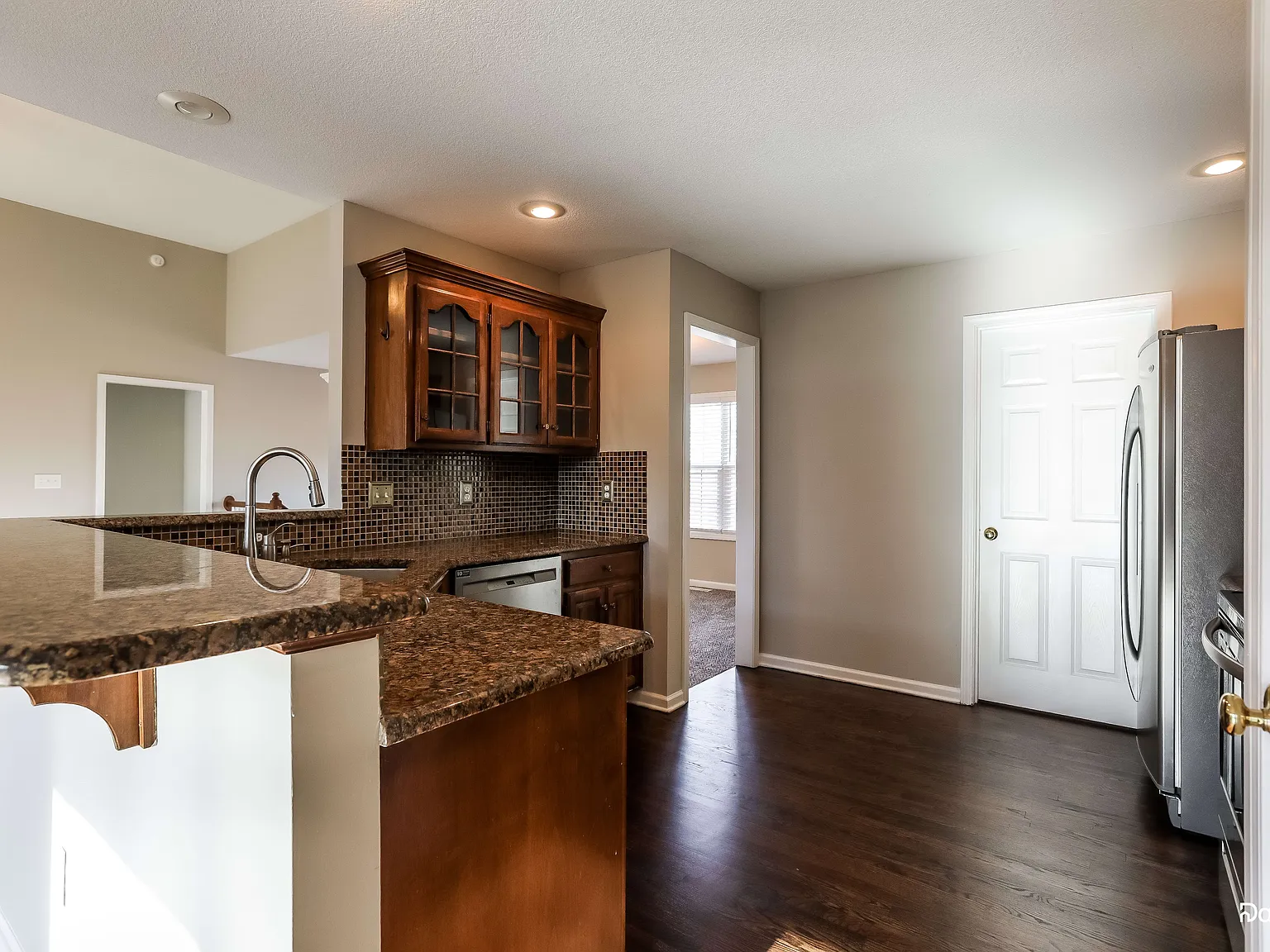 4 bed, 3.0 bath, 2381 sqft, $2,820 — Photo 3