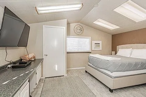 330 N Holmes Ave — Photo 4