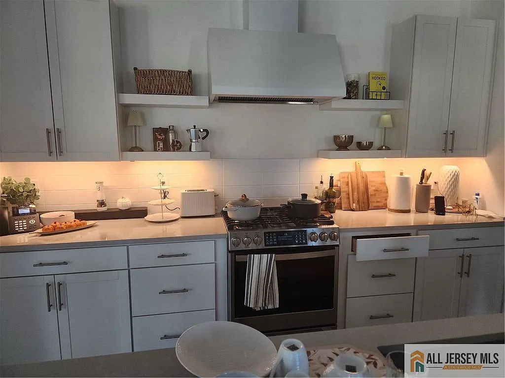 3 bed, 3.0 bath, $7,500 — Photo 3