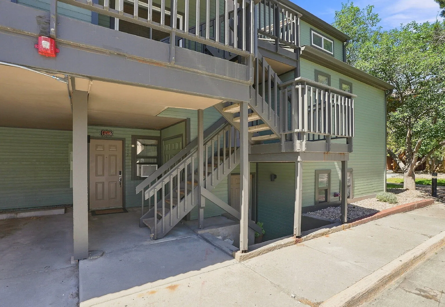 2 bed, 2.0 bath, 863 sqft, $2,341 — Photo 2