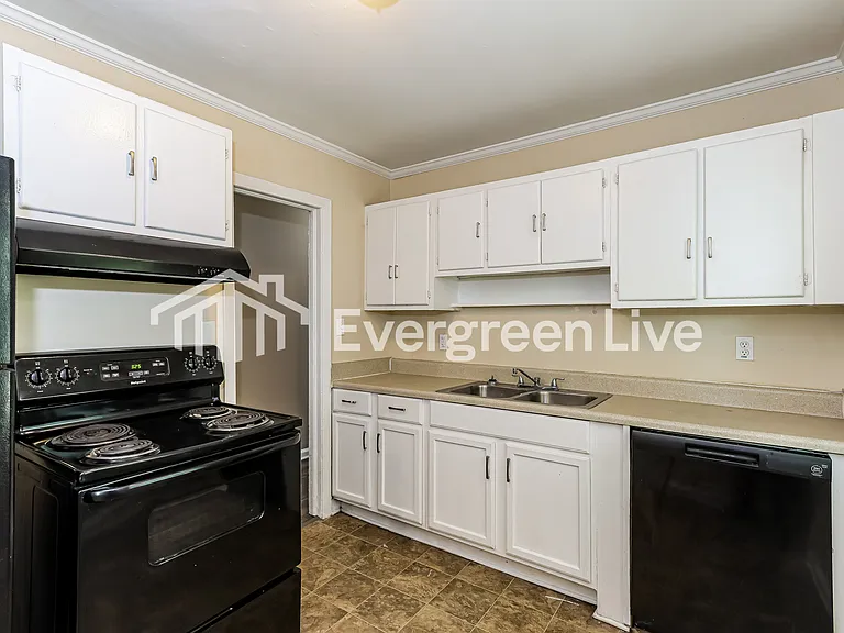 2435 Sumac Dr — Photo 7