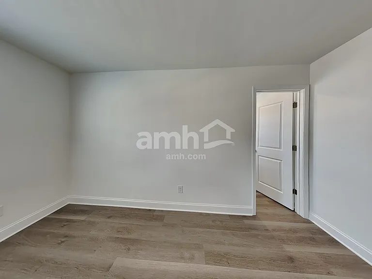 1112 Livengood Way — Photo 13