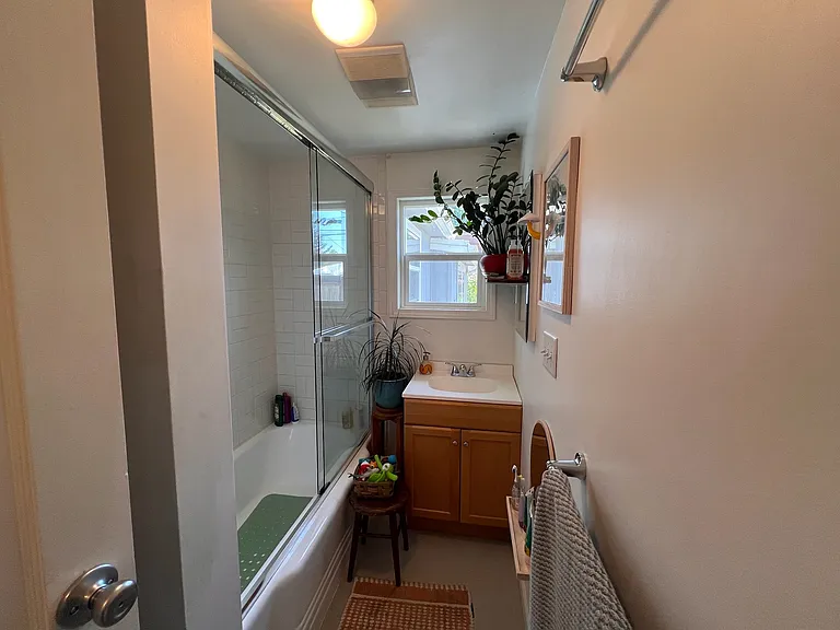 1049 E St — Photo 22