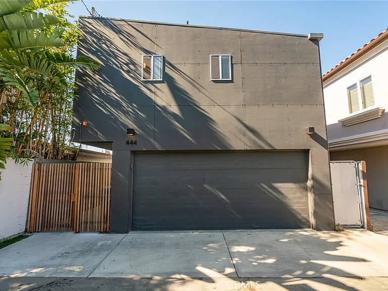 444 36th St — Photo 32