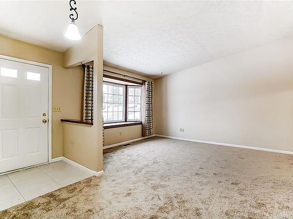 5th image of 523 Queen Eleanor Ct
