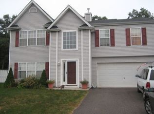 31 Chardonnay Dr, Coram, NY 11727