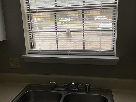 5th image of 137 Angela Dr APT B-1